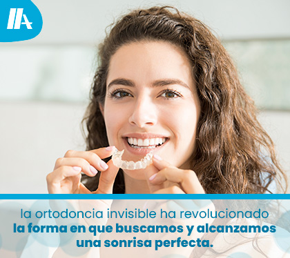 Mujer Feliz con su Cmoda Ortodoncia Invisible